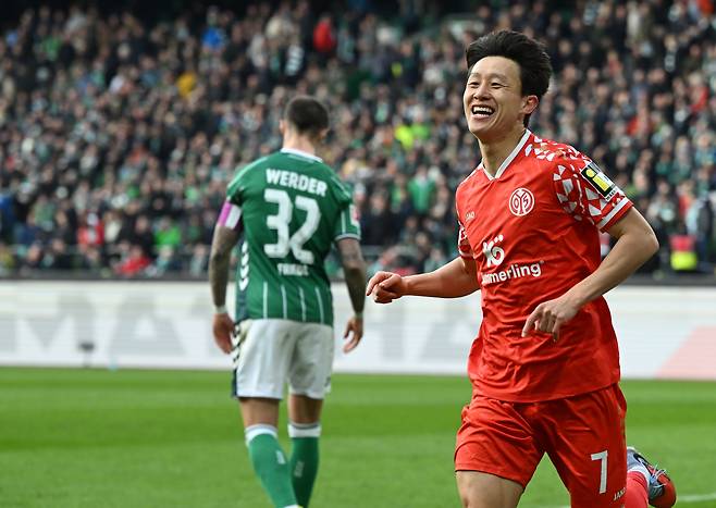 분데스리가 마인츠의 이재성이 15일 베르더 브레멘과의 원정 경기에서 2-0으로 달아나는 골을 넣은 뒤 기뻐하고 있다. AP연합뉴스