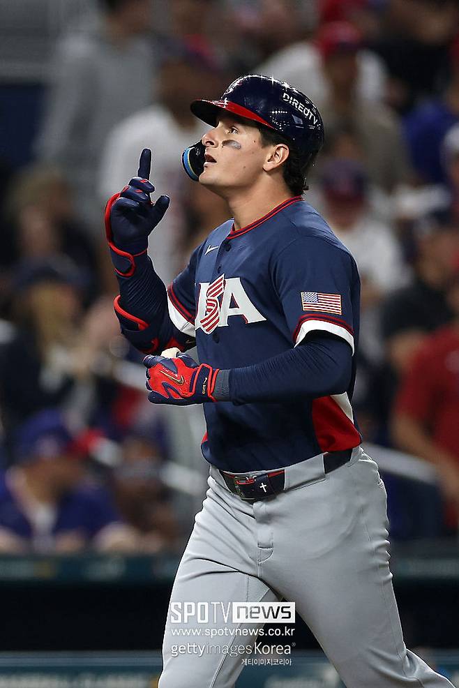 ▲ 역전 홈런을 터뜨린 로만 앤서니. 미국은 지난 대회에서 오타니 쇼헤이가 이끈 일본과 결승전에서 만나 2-3으로 무릎을 꿇었다. 일본은 지난 대회 우승으로 대회 3회 우승과 함께 최다 우승 팀이 된 반면 미국은 1회 우승에 머물러 있다. 이번 대회를 통해 정상 탈환에 도전한다.