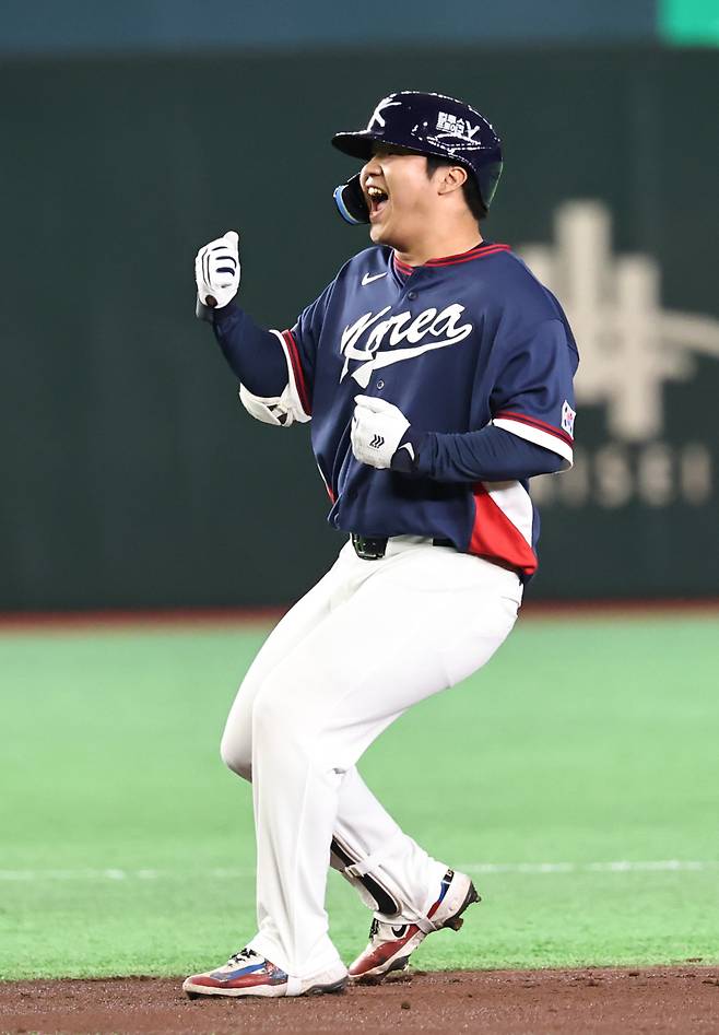 ▲ 한국 문보경이 1회초 적시 2루타를 터뜨린 뒤 환호하고 있다. ⓒ연합뉴스