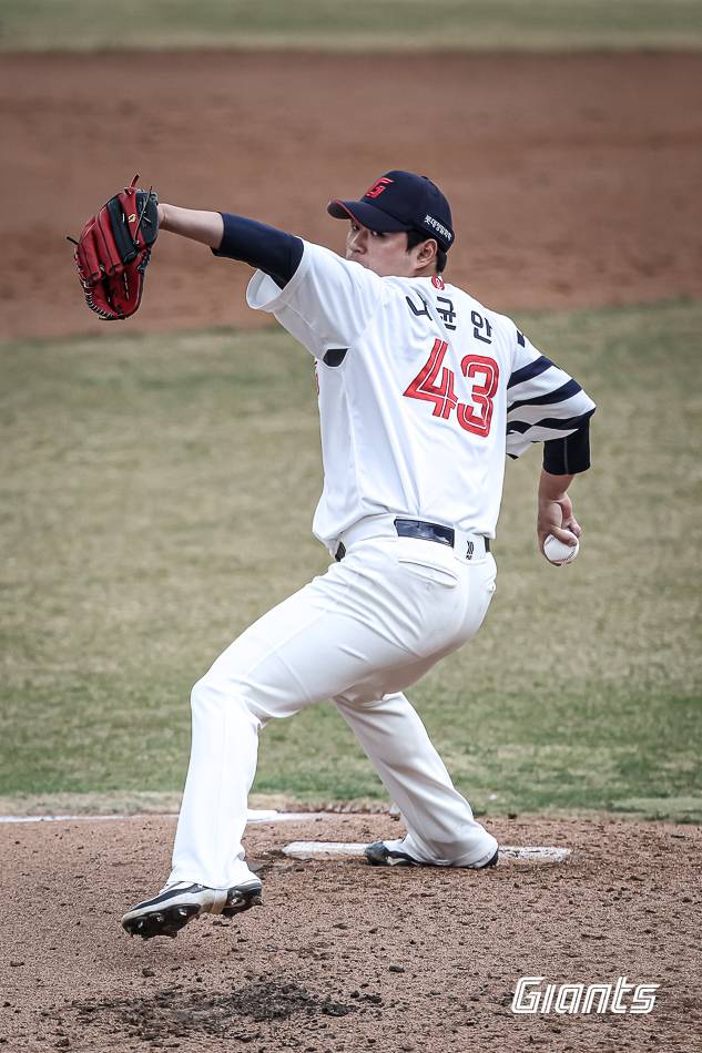 롯데 자이언츠가 16일 부산 사직야구장에서 펼쳐진 키움 히어로즈와 2026 신한 SOL KBO 리그 시범경기 홈 경기에서 장단 17안타를 몰아친 끝에 12-1 대승을 거뒀다. 나균안이 역투하고 있다. /사진=롯데 자이언츠 제공