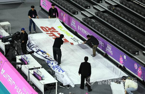 여자부 한국도로공사 정규리그 1위 확정 플랜카드를 수정하기 짜깁기를 시작하는 모습.2026.03.13.