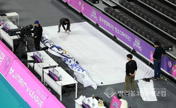 여자부 한국도로공사 정규리그 1위 확정 플랜카드를 수정하기 짜깁기를 시작하는 모습.2026.03.13.