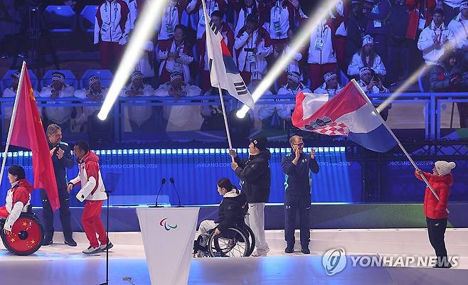 입장하는 한국 선수단 (코르티나담페초=연합뉴스) 한종찬 기자 = 15일(현지시간) 이탈리아 코르티나 컬링 올림픽 스타디움에서 열린 2026 밀라노·코르티나담페초 동계 패럴림픽 폐막식에서 대한민국 선수단 기수 이제혁과 백혜진이 입장하고 있다. 2026.3.16 saba@yna.co.kr