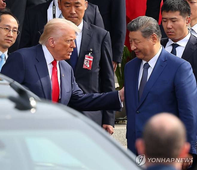 미중 정상회담장 떠나는 트럼프·시진핑 (부산=연합뉴스) 손형주 기자 = 도널드 트럼프 미국 대통령과 시진핑 중국 국가주석이 지난해 부산 김해공군기지 의전실 나래마루에서 미중 정상회담을 마친 뒤 회담장을 나서고 있다. 2025.10.30 handbrother@yna.co.kr