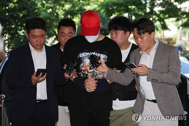 서대문 초등생 유괴미수 일당, 영장실질심사 (서울=연합뉴스) 류영석 기자 = 서울 서대문구 한 초등학교 인근에서 아동을 납치하려 한 20대 남성이 5일 서울 마포구 서울서부지방법원에서 열린 구속 전 피의자 심문(영장실질심사)에 출석하고 있다. 2025.9.5 ondol@yna.co.kr