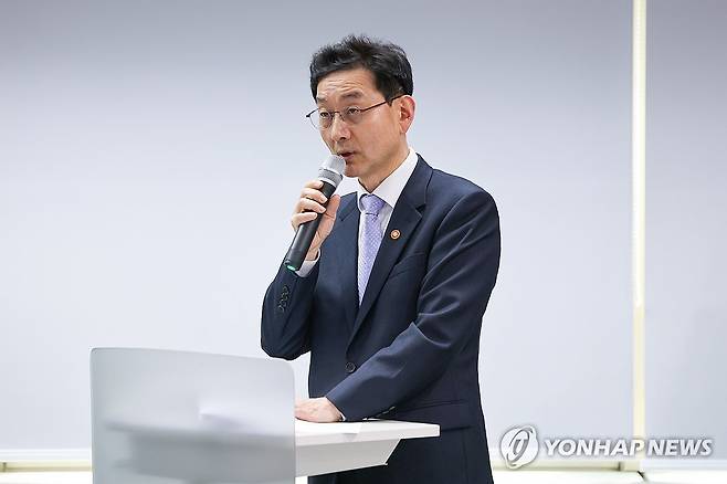 검찰개혁추진단 보완수사권 토론회 참석한 윤창렬 국무조정실장 (서울=연합뉴스) 서대연 기자 = 국무총리 산하 검찰개혁추진단장인 윤창렬 국무조정실장이 16일 서울 종로구 HJ 비즈니스센터 광화문점에서 열린 검찰개혁추진단 주최 '보완수사와 보완수사요구 토론회'에 참석해 발언하고 있다. 2026.3.16 dwise@yna.co.kr