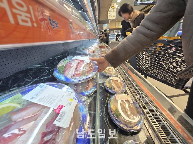 고물가가 장기화되면서 광주 시민들의 장보기 풍경이 달라지고 있다. 필요한 품목을 정해 마트를 찾는 데 그치지 않고, 가격이 내려가는 시간대에 맞춰 퇴근 후 장을 보는 소비자들이 늘고 있다. /정희윤 기자 star@namdonews.com