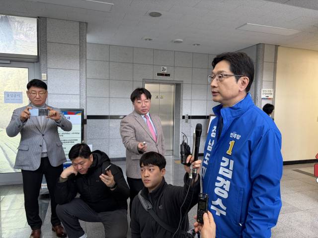 김경수 더불어민주당 경남도지사 후보가 17일 경남도선관위에 예비후보 등록을 한 뒤 파란색 점퍼를 입고 섰다. 이재희 기자