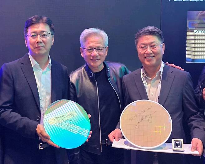 엔비디아 젠슨 황 CEO가 GTC 2026 현장에서 삼성전자 부스를 방문해 기념촬영을 하고 있는 모습. 사진 좌측부터 황상준 메모리개발담당 부사장, 엔비디아 젠슨 황 CEO, 한진만 파운드리 사업부장 사장(사진=삼성전자)