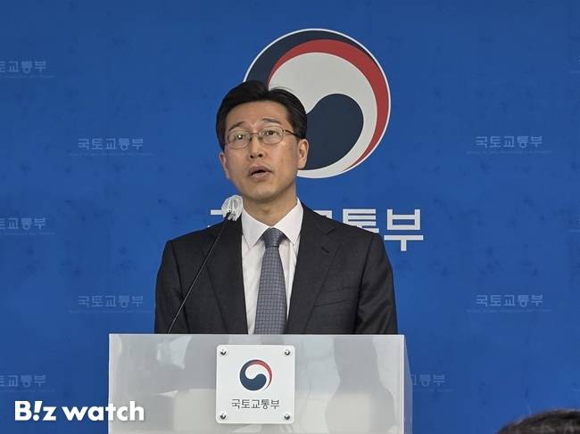 정우진 국토교통부 토지정책관이 17일 정부세종청사 국토부 기자실에서 '공동주택 공시가격(안)'을 발표하고 있다./사진=김동훈 기자