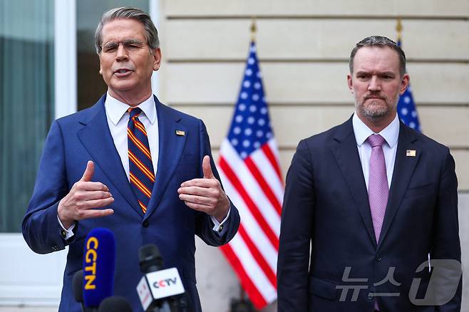 스콧 베선트 미국 재무장관(왼쪽)과 제이미슨 그리어 미국 무역대표부 대표가 16일(현지시간) 프랑스 파리에서 취재진과 대화하고 있다. 2026.3.16 ⓒ 로이터=뉴스1