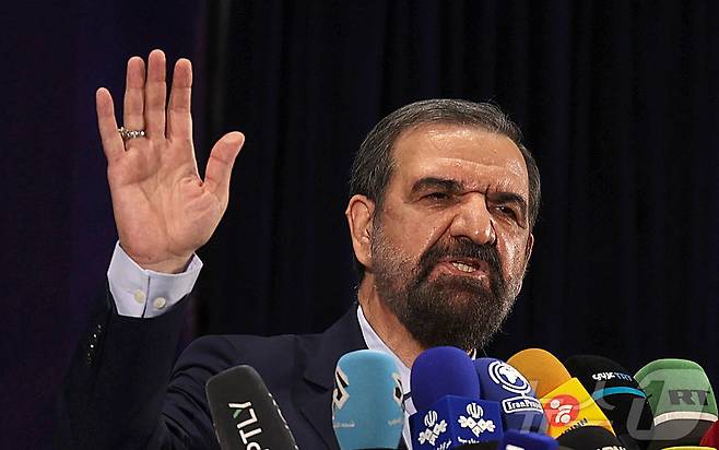 모센 레자이 이란 전 이슬람혁명수비대(IRGC) 사령관이 2021년 5월 15일 이란 수도 테헤란의 2021년 대선 출마 등록을 마친 뒤 언론과 이야기를 나누고 있다. 2021.05.15. ⓒ AFP=뉴스1