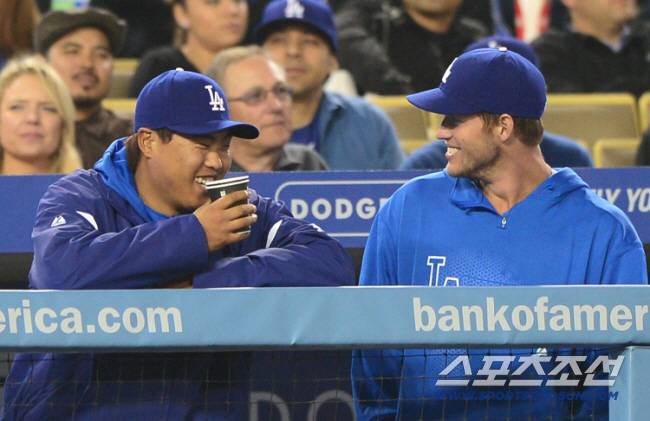 4일(한국시간) 미국 캘리포니아주 로스앤젤레스 다저스타디움에서 메이저리그 LA다저스와 샌프란시스코의 경기가 열렸다. 경기 중 류현진이 커쇼(오른쪽)와 밝은 표정으로 대화를 나누고 있다.
LA(미국)=송정헌 기자 songs@sportschosun.com/2013.4.4