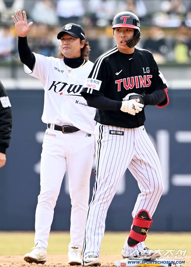 16일 수원KT위즈파크에서 열린 LG와 KT의 시범경기. 2회초 무사 1루 LG 추세현이 2루타를 치고 상황을 살피고 있다. 수원=허상욱 기자wook@sportschosun.com/2026.03.16/