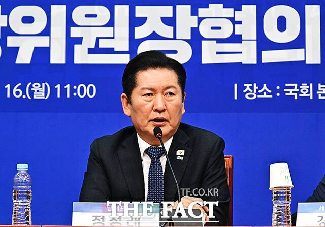 이런 가운데 이날 정청래 더불어민주당 대표가 '검찰개혁 강경론자'들의 손을 들어주는 듯한 발언을 하면서 잡음을 키운 형국이다. 정 대표는 16일 "(검찰의) 10%의 가짜 허위 조작으로 충분히 90%를 무너뜨릴 수 있다"고 말했다. 이는 검찰개혁을 바라보는 이 대통령과 정 대표 생각에 차이가 있는 것 아니냐는 해석을 낳았다. 사진은 정 대표가 이날 국회에서 열린 시·도당위원장협의회 회의에 참석해 모두발언을 하는 모습. /배정한 기자