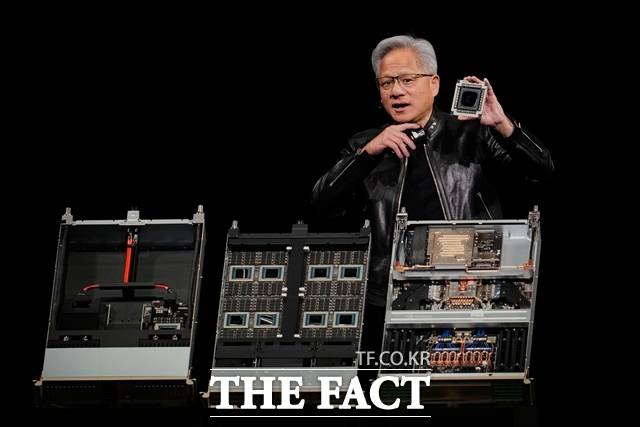 젠슨 황 엔비디아 CEO가 16일(현지시간) 미국 캘리포니아주 새너제이에서 열린 'GTC 2026'의 기조연설자로 나서 차세대 슈퍼칩 베라 루빈에 대해 설명하고 있다. /AP·뉴시스
