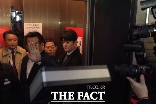 김영환 충북도지사가 17일 서울 여의도 국민의힘 당사에서 엘리베이터에 탑승하고 있다. /여의도=김민지 기자