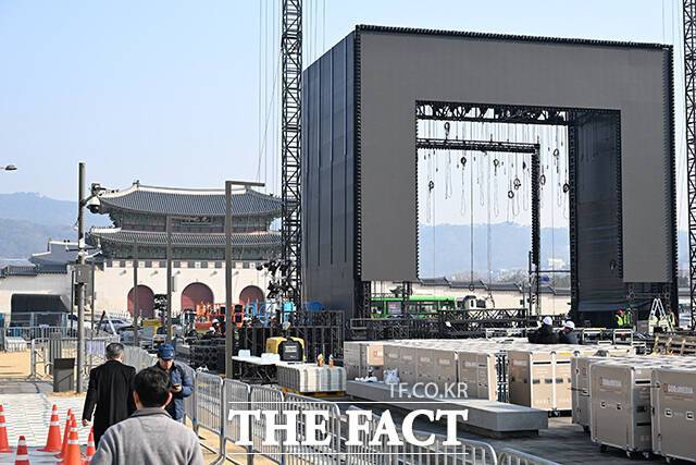 17일 '오승혁의 '현장''은 그룹 방탄소년단(BTS)의 광화문 콘서트를 나흘 앞두고 서울 종로구 광화문광장을 찾았다. 광화문 앞 무대 설치가 진행되고 있다. /광화문광장=김성렬 기자