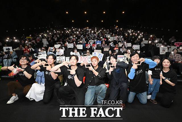 장항준 감독과 배우 전미도, 유해진, 유지태, 박지훈, 김민, 이준혁, 박지윤, 김수진(왼쪽부터)이 17일 오후 서울 강남구 메가박스 코엑스에서 열린 영화 ‘왕과 사는 남자’ 무대인사에 참석해 관객들과 함께 기념 촬영을 하고 있다. /서예원 기자