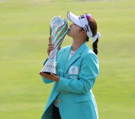 임진영이 리쥬란 챔피언십 우승 직후 트로피에 입맞춤을 하고 있다. KLPGA 제공