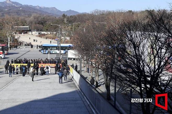 8일 서울 종로구 다시세운광장에서 세운4구역 주민대표회의 등 세운지구 일대 주민들이 국가유산청의 시뮬레이션 실증 촬영 불허와 관련해 입장발표를 하고 있다. 2026.1.8 강진형 기자