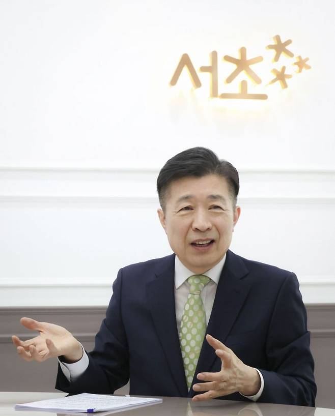 전성수 서초구청장이 지난 10일 아시아경제와의 인터뷰에서 서초구의 노인정책과 청년정책에 대해 설명하고 있다. 서초구 제공.