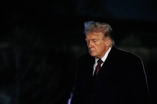 도널드 트럼프 미국 대통령이 15일 플로리다주 마러라고 개인 별장에서 주말을 보낸 뒤 워싱턴 백악관으로 복귀하고 있다. /UPI 연합뉴스