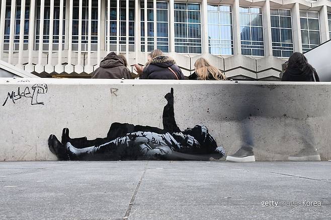 게티이미지코리아/ 영국 런던의 한 건물 외벽에 등장한 뱅크시 작품