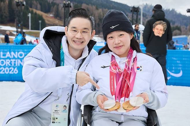 배동현 회장(왼쪽)과 김윤지 선수(오른쪽)가 기념 사진을 촬영하고 있다. 사진=BDH 재단