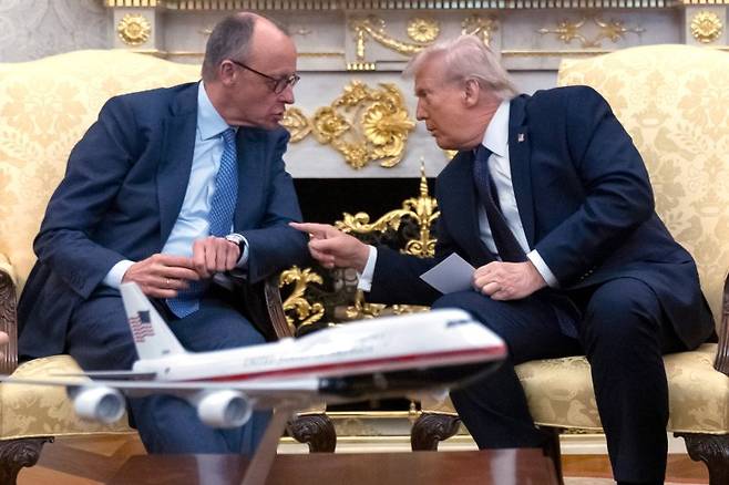 도널드 트럼프(오른쪽) 미국 대통령이 지난 3일(현지 시간) 백악관 집무실에서 프리드리히 메르츠 독일 총리와 회담 중 얘기를 나누고 있다. 사진=뉴시스