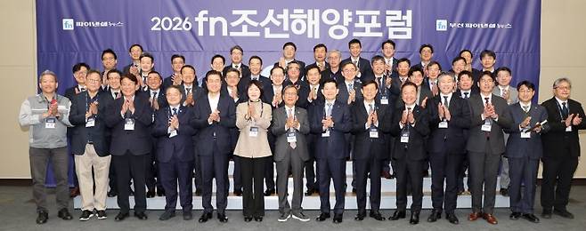 파이낸셜뉴스와 부산파이낸셜뉴스가 17일 부산항국제전시컨벤션센터(BPEX)에서 개최한 '2026 fn조선해양포럼' VIP 티타임에서 조선·해운 기업 대표들과 산·학·연·관 주요 인사들이 기념촬영을 하고 있다. 첫째줄 왼쪽부터 김찬 케이조선 대표, 이규복 현대글로비스 대표이사 사장, 변성완 더불어민주당 부산시당 위원장, 양창호 한국해운협회 상근부회장, 이상균 한국조선해양플랜트협회 회장(HD현대중공업 대표이사 부회장), 김혜정 해양수산부 해운물류국장, 전재호 파이낸셜뉴스 회장, 빈대인 BNK금융그룹 회장, 송상근 부산항만공사 사장, 최금식 SB선보 회장, 류동근 국립한국해양대학교 총장, 안해성 대한조선학회 회장, 권오길 KLCSM 대표, 정재준 HD현대중공업 조선설계 부문장 전무. 둘째줄 왼쪽부터 박재연 한국무역보험공사 해양산업금융부장, 노동일 파이낸셜뉴스 주필, 박기현 EY한영회계법인 전무, 박세철 오리엔탈마린텍 회장, 김형수 한국자산관리공사 해양금융처장, 송의달 파이낸셜뉴스 사장, 조정희 한국해양수산개발원 원장, 이희승 한국해양과학기술원 원장, 강종민 한창엔지니어링 대표, 서종군 부산기술창업투자원 원장, 남재일 HMM오션서비스 대표, 김대영 한화오션 정책협력담당 전무. 셋째줄 왼쪽부터 박찬우 IMM크레딧앤솔루션 대표, 최재성 클락슨스코리아 대표, 김태희 한국산업은행 해양금융본부장, 김형준 한국해양진흥공사 해양전략본부장, 유상철 HJ중공업 대표, 손용구 국립한국해양대학교 북극해연구센터장, 정문수 국제해양문제연구소 소장, 김현기 HGS성동조선 대표, 정석주 한국조선해양플랜트협회 전무, 김동균 포스에스엠 대표, 이승훈 삼성중공업 재무팀 상무 사진=박범준 기자