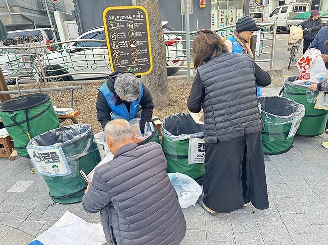 지난 13일 서울 은평구 신사1동의 한 어린이공원에서 ‘은평그린모아모아’ 사업에 참여하는 자원관리사들이 주민들의 재활용품 분리배출을 돕고 있다. 은평구청 제공