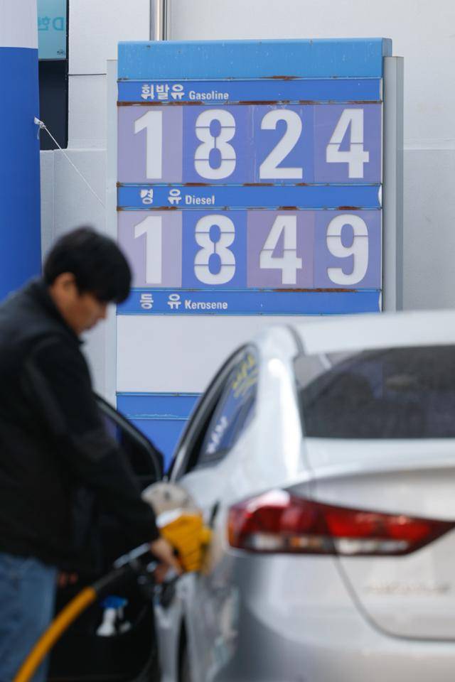 최고가격제 시행 나흘째인 16일 서울 시내 주유소에 휘발유, 경유 등 유가 정보가 표시돼 있다. 유가 상승에 수입물가도 대폭 오를 수밖에 없을 전망이다. 뉴스1