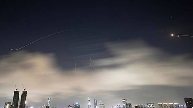 텔아비브에 떨어지는 이란 미사일을 요격하는 이스라엘