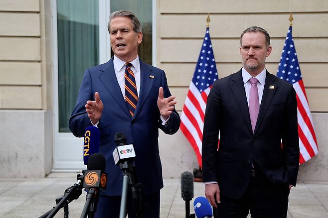 현지시간 16일 파리 OECD 본부에서 중국 측 관계자들과 무역 협의를 마친 후, 스콧 베센트 미국 재무장관(왼쪽)이 제이미슨 그리어 미국 무역대표부 대표와 함께 발언하고 있다. AFP=연합뉴스