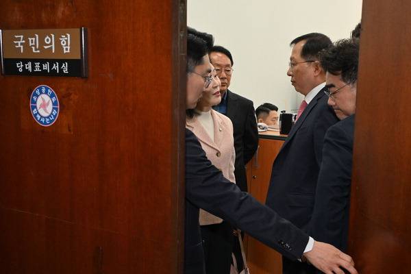 국민의힘 김도읍 김희정 이성권 조승환 의원이 17일 국회에서 장동혁 대표에게 부산시장 공천심사와 관련해 항의 방문하고 있다. 왼쪽은 박준태 당 대표 비서실장. 김정록 기자