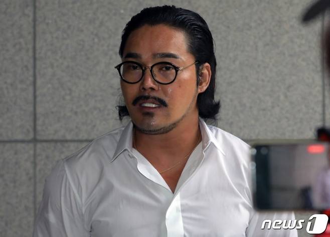 극우 유튜버 안정권씨가 2022년 9월5일 문재인 전 대통령에 대한 모욕 혐의로 구속 전 피의자 심문(영장실질심사)을 받기 위해 인천시 미추홀구 인천지방법원에 들어서고 있다. /사진=뉴스1.