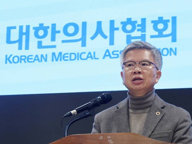 김택우 대한의사협회(의협) 회장이 지난 2월10일 오후 서울 용산구 의협회관에서 정부의 의대 정원 증원 방안 등에 대한 입장을 밝히고 있다. /사진=뉴스1