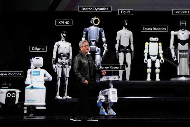 젠슨 황 뒤에‘아틀라스’ : 젠슨 황 엔비디아 CEO가 16일 미국 캘리포니아주 새너제이에서 열린 연례 개발자 행사 ‘GTC 2026’에서 현대자동차그룹 계열사 보스턴 다이내믹스의 휴머노이드 로봇 ‘아틀라스’를 비롯한 다양한 로봇을 선보이며 피지컬 인공지능(AI)에 대해 발표하고 있다. AP 연합뉴스