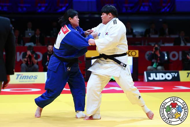 2025 IJF 도쿄그랜드슬램에서 맞붙은 이현지(오른쪽)와 김하윤. IJF 홈페이지 캡처