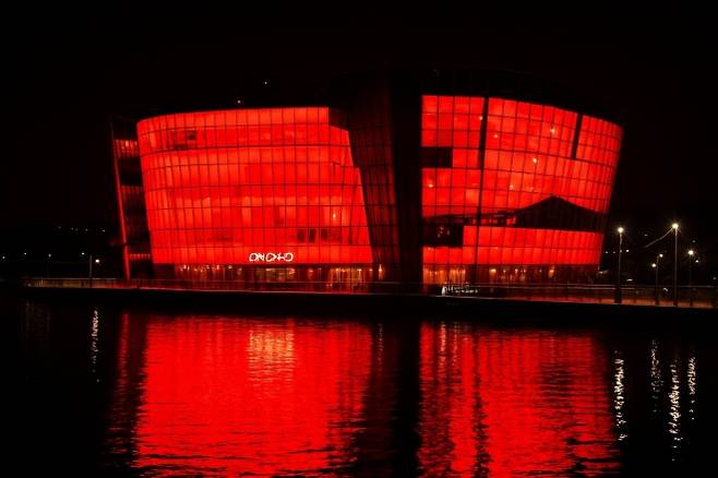 서울 서초구 반포동 세빛둥둥섬이 오는 21일 방탄소년단(BTS) 컴백 공연을 앞두고 BTS의 상징 색을 연출하고 있다. 서울시 제공