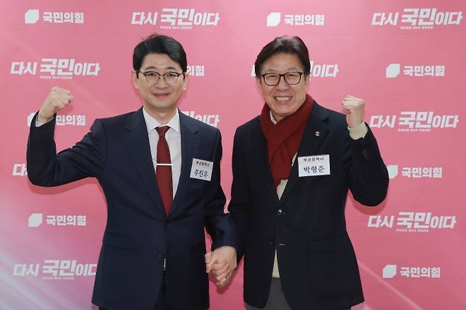 6·3 지방선거 부산시장 도전하는 주진우 의원-박형준 시장 - 6·3 지방선거 부산시장에 도전하는 박형준 부산시장(오른쪽)과 국민의힘 주진우 의원이 지난 11일 서울 여의도 국민의힘 중앙당사에서 열린 광역단체장 후보 면접에 앞서 기념 촬영하고 있다. 연합뉴스