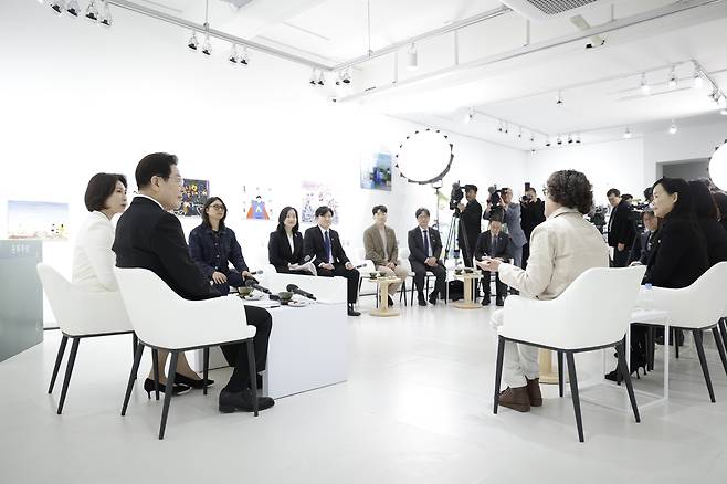 이재명 대통령과 김혜경 여사가 15일 경남 창원시 창동예술촌 아트센터에서 창원 지역예술인과 차담회를 하고 있다. 청와대통신사진기자단