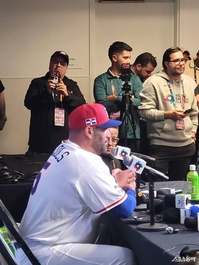 알버트 푸홀스 도미니카공화국 야구 대표팀 감독이 16일(한국시간) 미국 플로리다주 마이애미 론디포파크서 열린 2026월드베이스볼클래식(WBC) 미국과 4강전을 끝낸 뒤 기자회견에서 취재진의 질문에 답변을 하고 있다. 마이애미|장은상 기자 award@donga.com