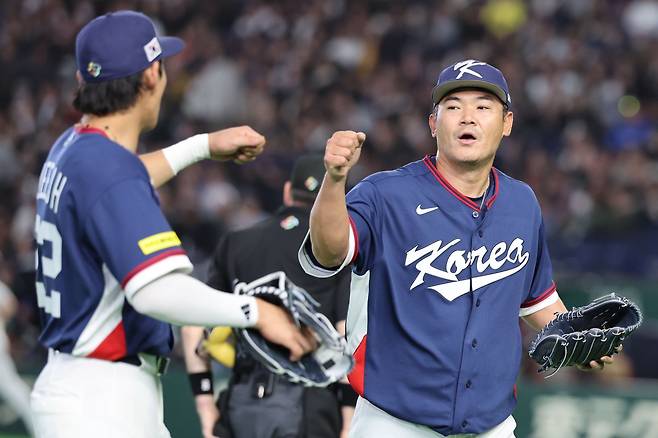 제6회 WBC 야구 대표팀 일원으로 활약한 노경은(오른쪽)이 16일 이재명 대통령의 격려에 구단을 통해 감사의 인사를 밝혔다. 노경은은 “나 개인의 활약을 우리 사회의 ‘끊임없는 도전’과 연결해 주신 대통령님의 말씀에 깊은 감사를 드린다”고 말했다. 뉴시스