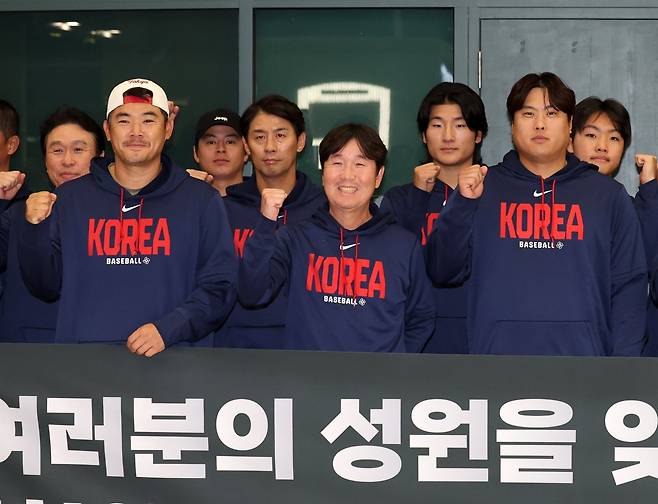 제6회 WBC 8강의 성적을 거둔 야구 대표팀이 16일 오전 인천국제공항을 통해 귀국하며 기념촬영을 하고 있다. 앞줄 왼쪽부터 노경은, 류지현 감독, 류현진. 인천국제공항|뉴시스