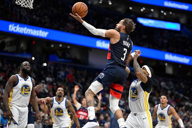 트레이 영이 17일 미국 워싱턴 D.C의 캐피털 원 아레나에서 열린 골든스테이트 워리어스와 2025~2026 미국프로농구 정규리그 홈경기에서 슛하고 있다. 워싱턴 | AP연합뉴스