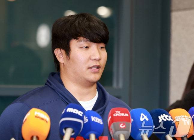 월드베이스볼클래식(WBC) 야구대표팀 문보경이 16일 인천국제공항 제1여객터미널에서 취재진의 질문에 답하고 있다. /사진=뉴스1