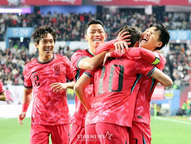 대표팀 주장 손흥민이 지난해 11월 대전월드컵경기장에서 열린 대한민국축구대표팀과 볼리비아(FIFA 랭킹 76위)와의 친선경기에서 후반전 초반 프리킥을 성공시킨 후 센추리클럽에 가입한 이재성과 기뻐하고 있다. /사진=강영조 선임기자