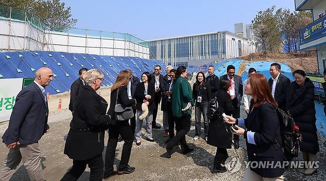 강릉컨벤션센터 방문한 ITS 관계자들 (강릉=연합뉴스) 유형재 기자 = 17일 지능형교통체계(ITS) 세계총회 주요 의사결정 기구인 ITS 이사들과 학술 프로그램을 총괄하는 국제프로그램위원회(IPC) 위원들이 오는 10월 강릉 총회가 열릴 강릉컨벤션센터를 방문, 관계자들의 설명을 듣고 있다. 2026.3.17 yoo21@yna.co.kr